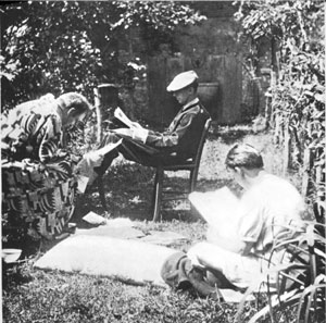Brecht beim Zeitunglesen